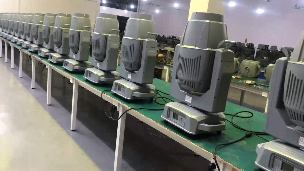 生产现场-全压铸铝580户外防水光束灯